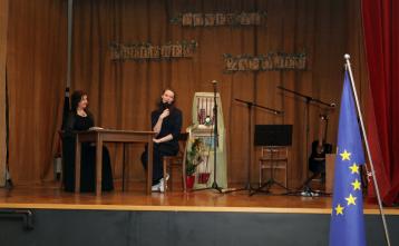 Pogovor Tine Benedičič s Špelo Frlic. Foto: Vito Debelak