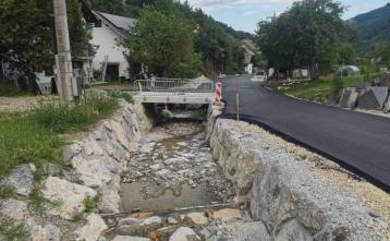 Ureditev struge potoka Trebišnik in ceste ob njej.