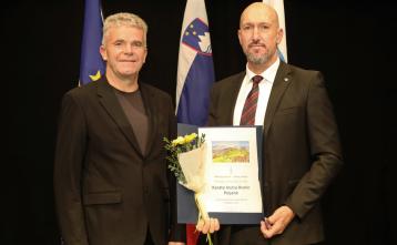 Bronasto priznanje občine je prevzel Jurij Šubic, predsednik Karate kluba Ronin Poljane. Foto: Viktor Debelak