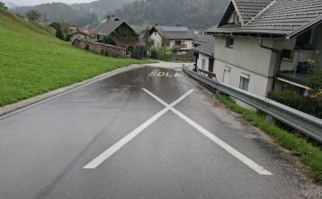 Barvanje talnih označb pri osnovni šoli v Gorenji vasi. Foto: arhiv občine