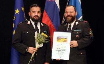 Bronasto priznanje občine sta prevzela Jure More, poveljnik, in Lenart Šifrar, predsednik Prostovoljnega gasilskega društva Sovodenj. Foto: Viktor Debelak