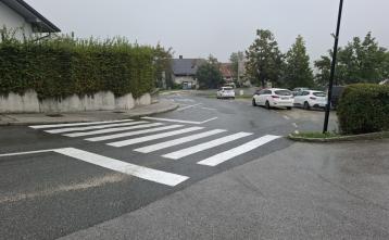 Barvanje talnih označb pri Podružnični šoli Javorje. Foto: arhiv občine