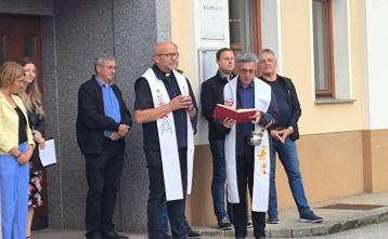 Duhovnika Jože Plut in Franc Mihelič sta projekta tudi blagoslovila. Foto: arhiv občine