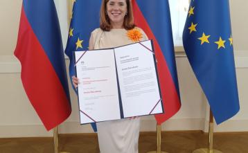 Predsednica DŠZ Zdenka Kavčič s priznanjem