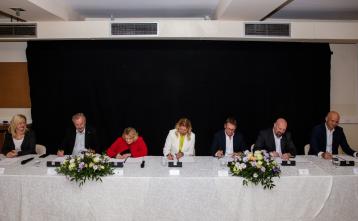 Podpis pogodbe Foto: Eva Žurbi