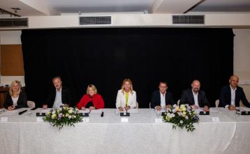 Podpis pogodbe Foto: Eva Žurbi