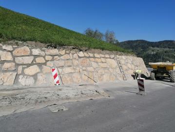 Med drugim je zaključena večletna zahtevna rekonstrukcija ceste v Javorje s sočasno globinsko sanacijo niza plazov.