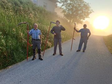 Ob sončnem vzhodu so se na košnjo odpravili (z leve): Franc Potočnik, Blažonov iz Čabrač, Janez Homec, Čumov iz Studora, in Ivan Likar, Izgorcov iz Čabrač. FOTO: MILAN ČADEŽ