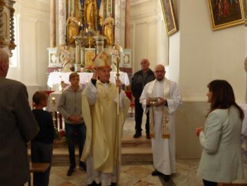 Škof Anton Jamnik skupaj z župnikom Marjanom Lampretom blagoslavlja križev pot, ki so ga restavrirali z darovi dobrotnikov. FOTO: JURE FERLAN