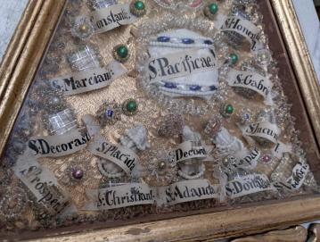 V okrašenih zavojčkih so deli kosti svetnikov, ki so živeli pred več kot 1700 leti. FOTO: JURE FERLAN