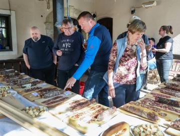 Salamijada je ponovno pritegnila kar nekaj radovednih pokuševalcev, ki so na koncu izbrali svojo najljubšo salamo. Foto: Tina Dokl