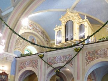 Slovesno okrašena lučinska cerkev z novo pridobitvijo Foto: Jure Ferlan