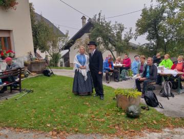 Pohodnike sta pri kmetiji Andrejon v Gorenji Žetini pričakala Meta in Janez. FOTO: JURE FERLAN
