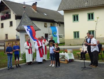 Prisotni so prisluhnili pomenljivim besedam pobudnika postavitve znamenja Franca Arnolja. FOTO: JURE FERLAN