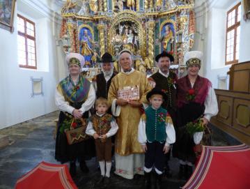Zlatomašnik Jože Dolenc z narodnimi nošami pred Marijinim oltarjem na Gori FOTO: JURE FERLAN