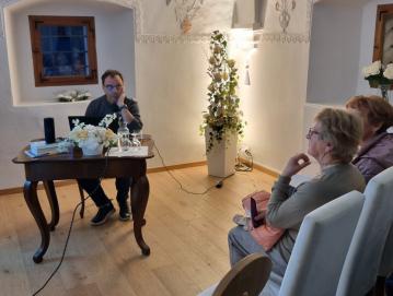 O pomenu poljanskega narečja in njegove izrazne moči pri delovanju ljubiteljskega gledališča v Poljanah je spregovoril avtor besedil v narečju ter igralec in režiser Andrej Šubic. Foto: Mateja Rant