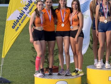 Rubi Lauseger, Ema Klemenčič, Jerica Strel in Lara Burjek so osvojile drugo mesto v štafeti 4 x 100 m na Atletskem pokalu Slovenije za pionirke U16 v Kopru. FOTO: ARHIV KLUBA