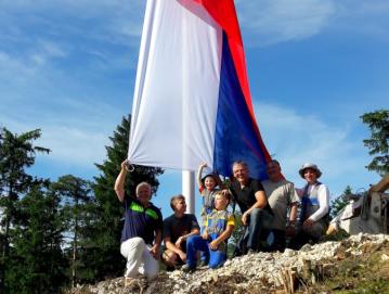 Ekipa Poljancev po postavitvi zastave na Kuclju 21. junija 2016 Foto: arhiv KS Poljane