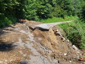 Plaz, ki je spodkopal cesto iz Srednje vasi na Brda Foto: ARHIV OBčINE