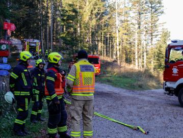 Gasilci vseh gasilskih enot iz občine so tokrat vadili na terenu PGD Javorje. FOTO: KATJA JELOVČAN