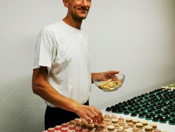 Miha Novak, po rodu iz Gorenje vasi, v svoji delavnici v Poljanah, kjer z ekipo na izmeno lahko naredijo približno 2500 makronov.