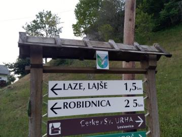 Nepridipravi so prišli vse do Leskovice, kjer so ukradli strešico z označevalne table. Foto: Jure Ferlan