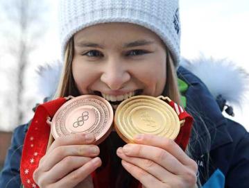 Nika Križnar se je iz Pekinga vrnila z zlato in bronasto medaljo. FOTO: GORAZD KAVČIČ