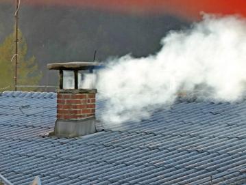 K onesnaženosti zraka večino prispevajo individualne kurilne naprave in promet. Fotografija je simbolična. FOTO: ARHIV GORENJSKEGA GLASA