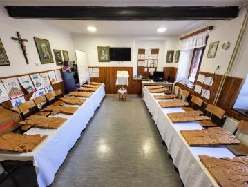 Razstava petnajstih lesenih reliefov domačega umetnika Petra Jovanoviča Foto: Janez Dolenc