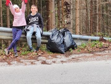 Otroci pobirajo smeti; ponekod jih je več, drugod manj. Foto: TO MAŽ AŽBE