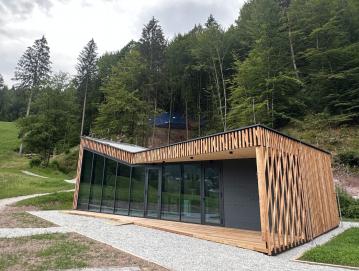 Nova pridobitev v Družinskem parku Log je tudi gostinski paviljon. FOTO: ARHIV OBČINE
