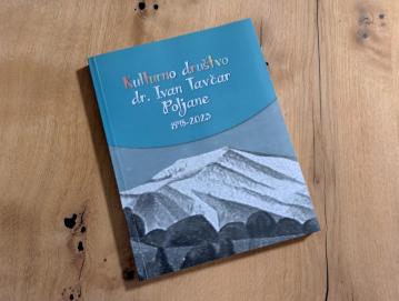 Kulturno društvo dr. Ivan Tavčar Poljane nad Škofjo Loko je ob 75-letnici izdalo obsežen zbornik. FOTO: JURE FERLAN