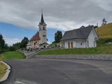 Novo parkirišče pri pokopališču v Stari Oselici FOTO: JURE FERLAN