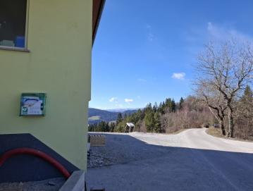 Nov defibrilator na stanovanjski hiši v Zadobju. FOTO: ARHIV OBČINE