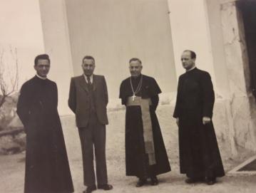 Škof dr. Andreas Rohracher (drugi z desne) ob birmi pred cerkvijo na Trati 28. aprila 1943, skrajno levo p. Rudolf Besel FOTO: JOŽE KALAN