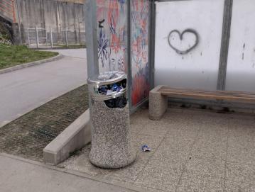Poškodovani betonski koš za smeti pri Osnovni šoli Poljane FOTO: JURE FERLAN