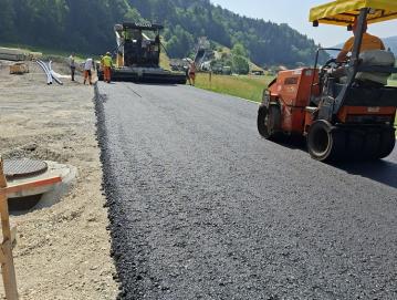 Asfaltiranje ceste v Kopačnici FOTO: ARHIV OBČINE