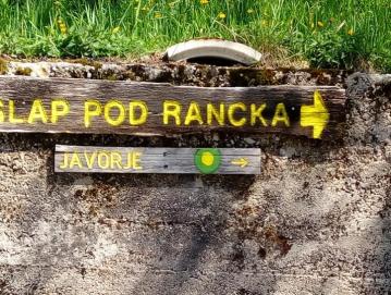 Oznake in napise ob pohodnih poteh okrog Javorij je na novo označil in prebarval Janez Šturm. Foto: TD Stari vrh