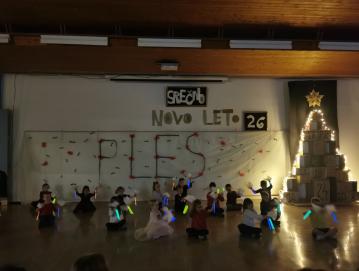 Plesna zavozlana pentlja plesalcev, ki plešejo pod mentorstvom Petre Slabe FOTO: LIDIJA RAZLOŽNIK ČEFERIN