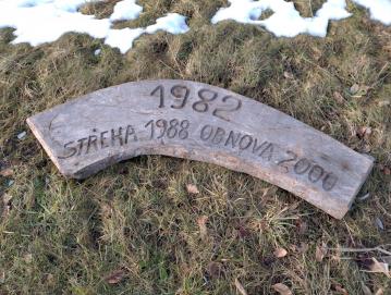 Precej velika in težka lesena plošča z letnicami v spomin na gradnjo in obnovo pokritega mostu na Hotavljah je bila odkrita in rešena na Dolenji Dobravi. FOTO: JURE FERLAN