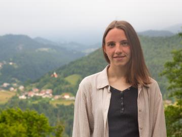 Iza Benedičič si s strežbo v kavarni na Visokem nabira nove veščine in delovne navade. Foto: Izidor Jesenko