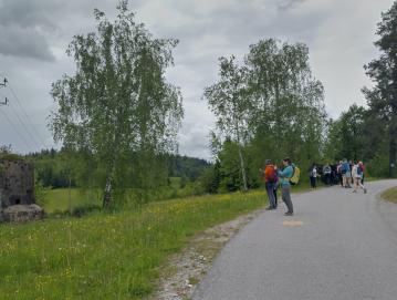 Pohodnike pot vodi mimo številnih ostalin iz časa gradnje Rupnikove linije, med njimi so tudi manjši železobetonski bunkerji. FOTO: JURE FERLAN