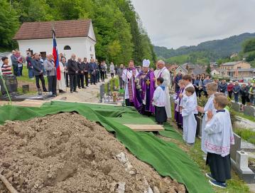 Pokop starih Poljancev je vodil nadškof Stanislav Zore. FOTO: JURE FERLAN