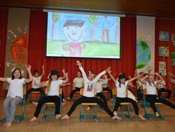 Na svetovni dan Zemlje so učenci Osnovne šole Ivana Tavčarja pripravili kulturno prireditev z naslovom Pozdrav pomladi. Foto: BOJANA MIHALIč STRžINAR