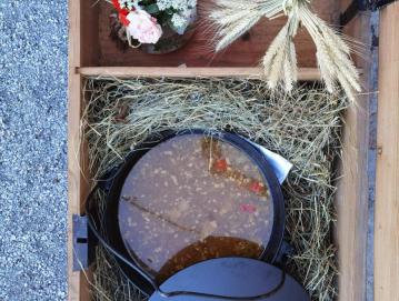 Da so izboljšali okus jedi, so visoški lonec ovili v blago in dali v seno, da so upočasnili hlajenje. FOTO: ARHIV ZAVODA POLJANSKA DOLINA