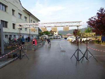 Začetek in cilj kolesarjenja sta bila na parkirišču pod Sokolskim domom v Gorenji vasi. FOTO: JURE FERLAN