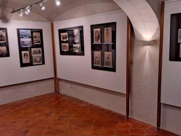 V Šubičevi hiši si je do 3. januarja mogoče ogledati razstavo fotografij Rada Frlana. FOTO: JURE FERLAN