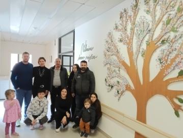 Družina Vilme Meglič ob drevesu, ki so ga postavili v njen spomin FOTO: ARHIV DRUŽINE