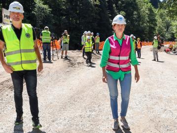 Bratuškova si je v okviru obiska na Gorenjskem ogledala rekonstrukcije državne cestne infrastrukture na relacijah Gorenja vas–Todraž in Trebija–Sovodenj. FOTO: TINA DOKL