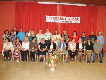 Organizatorji in udeleženci literarnega srečanja FOTO: FERDO KIKELJ